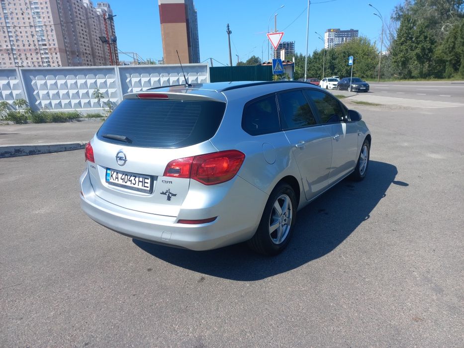 Продам опель астра J.