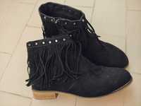 Botins pretos com franjas