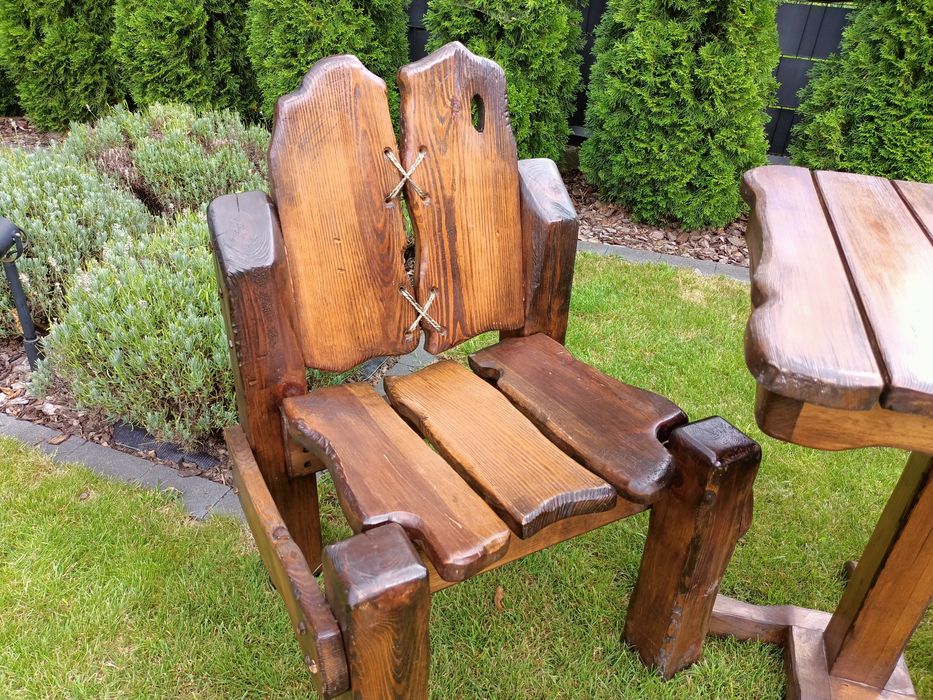 Zestaw drewnianych mebli ogrodowych dwa krzesła i słół.