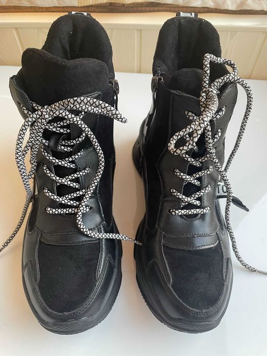 Продам ботинки спортивные кроссовки 35 р.