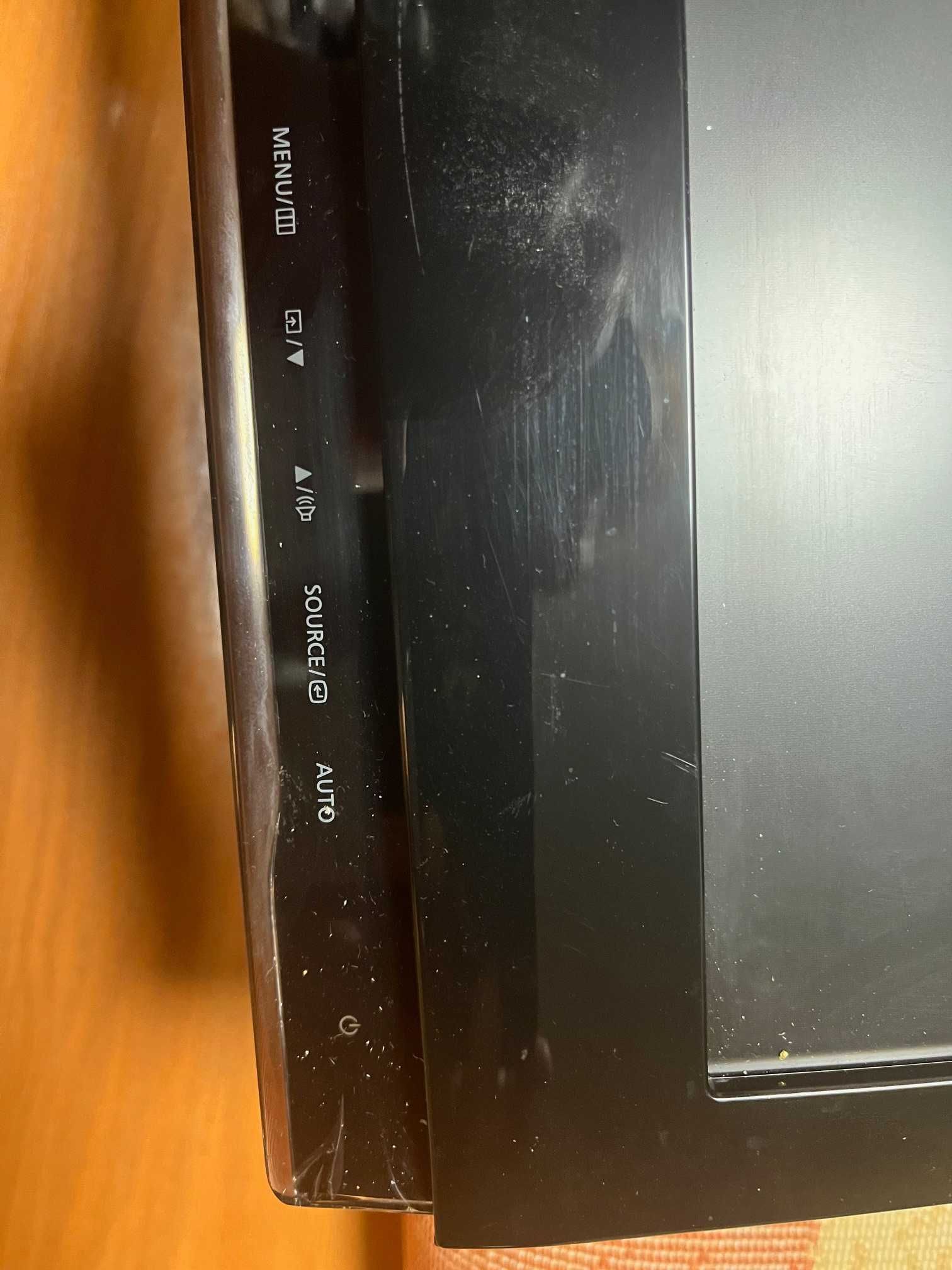 Monitor SAMSUNG z uchwytem ściennym