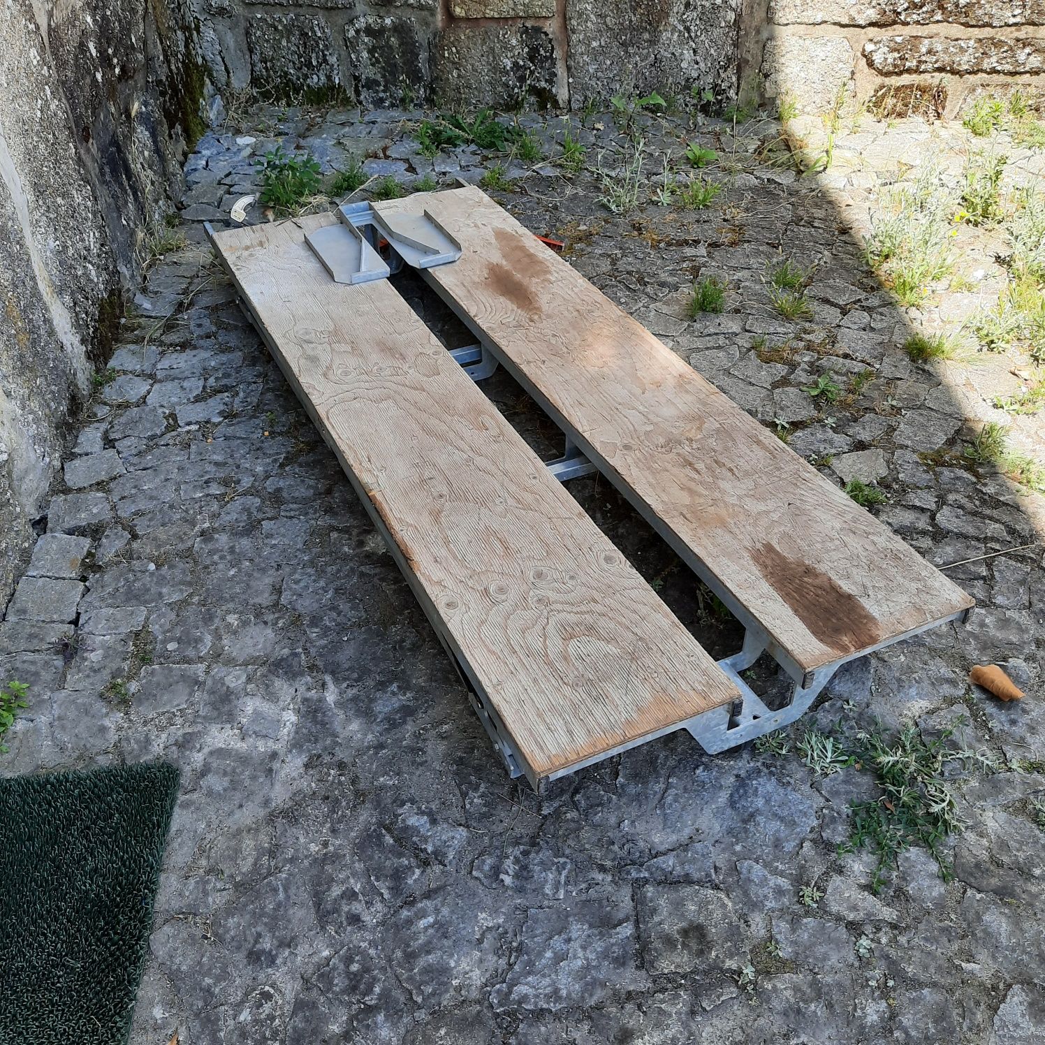 Mesa de trabalho, em bom estado