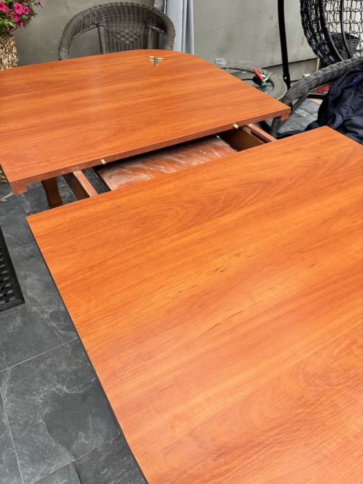 Stół owalny rozsówany .