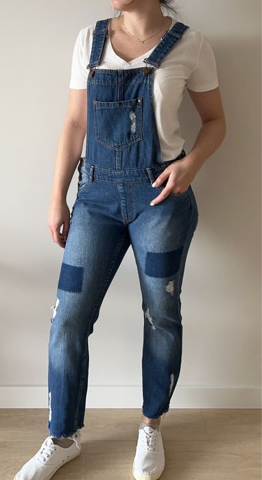 Jeansowe ogrodniczki z przetarciami