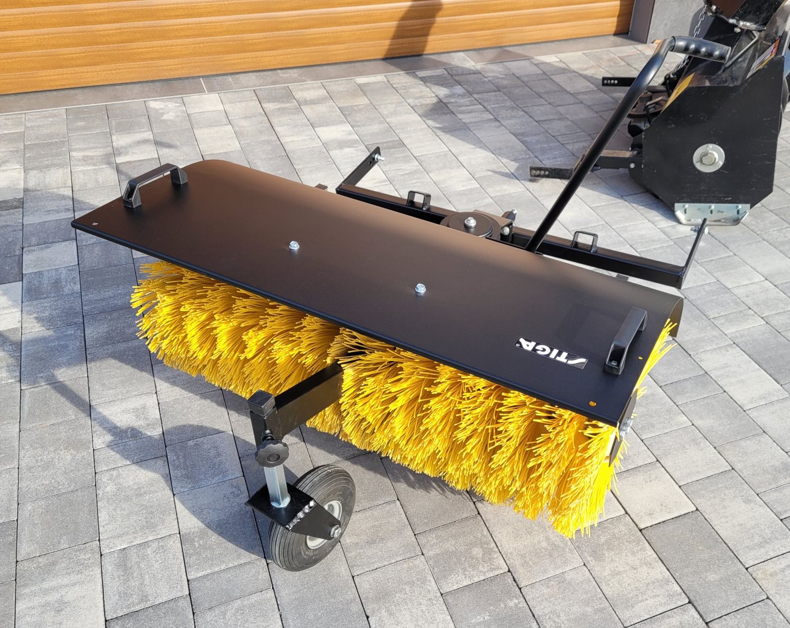 Odśnieżarka wirnikowa  Stiga Park PRO 4wd  i 2wd szczotka walcowa