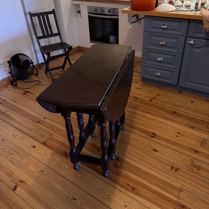 Mesa dobrável de madeira — prática, versátil e com muito charme