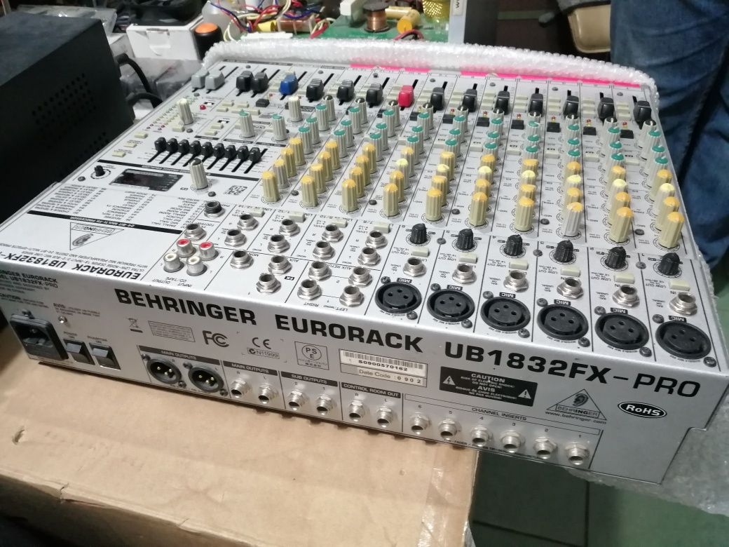 Микшерный пульт Behringer ub 1832 fx