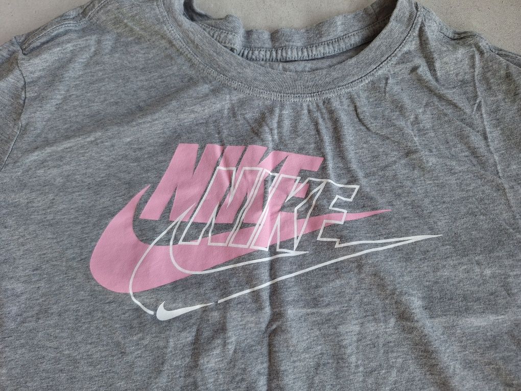 Krotki t-shirt crop koszulka Nike The Nike Tee