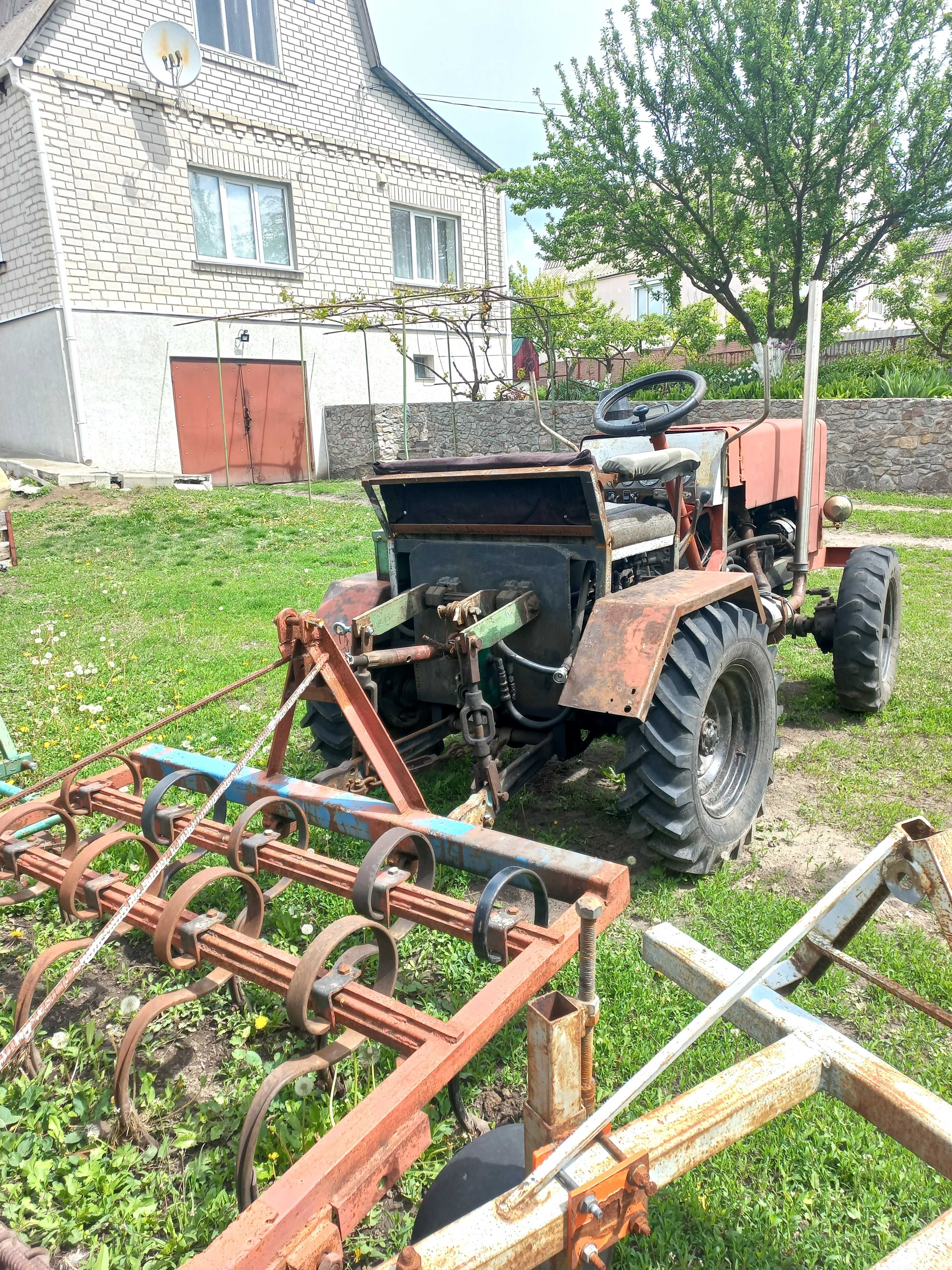 Продам трактор ( плуг та культіватор у комплекті)