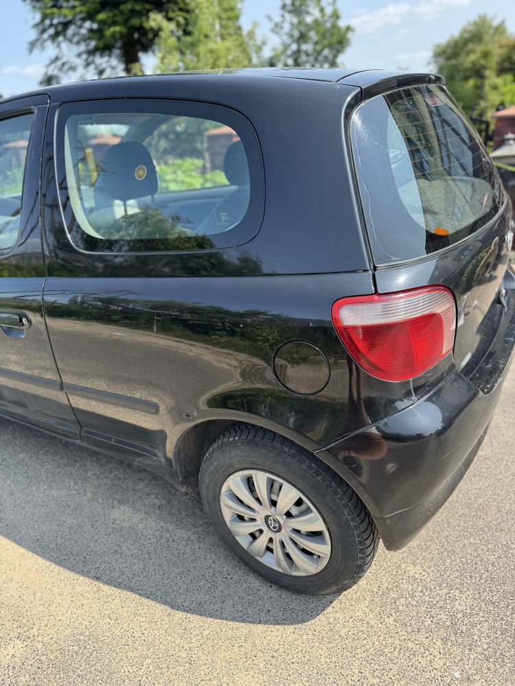 Toyota yaris czarna 1.0 1999 r oplaty wazny przeglad