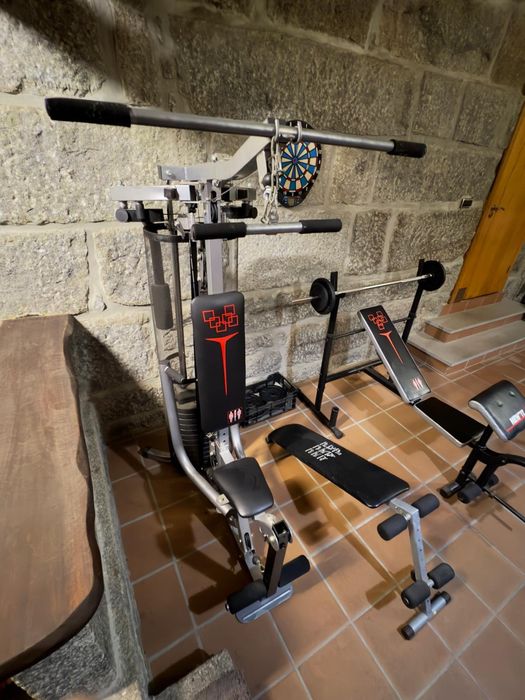 Máquina multifunções+ banco peito + pesos e halteres