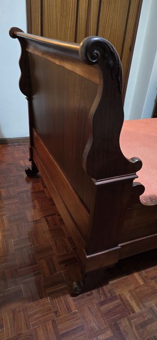 Cama de corpo e meio estilo Império