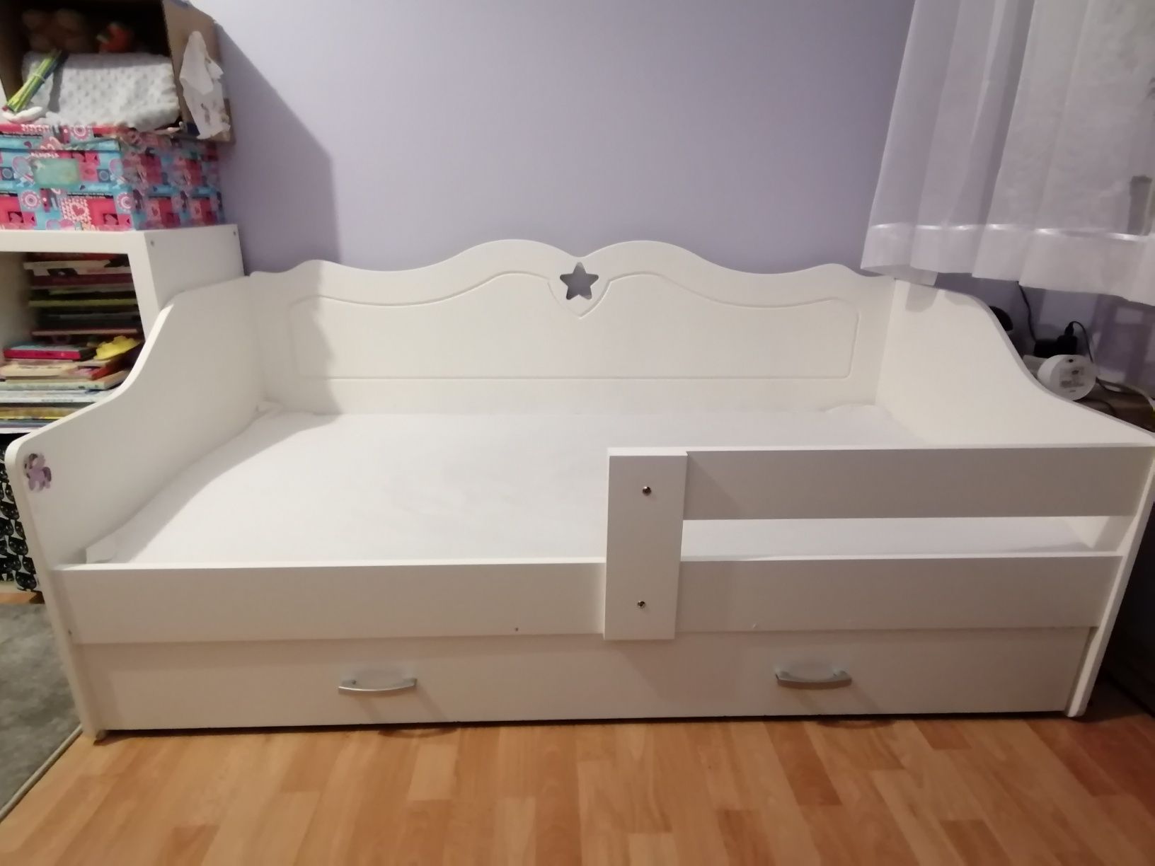 Białe łóżko dziecięce z szuflada