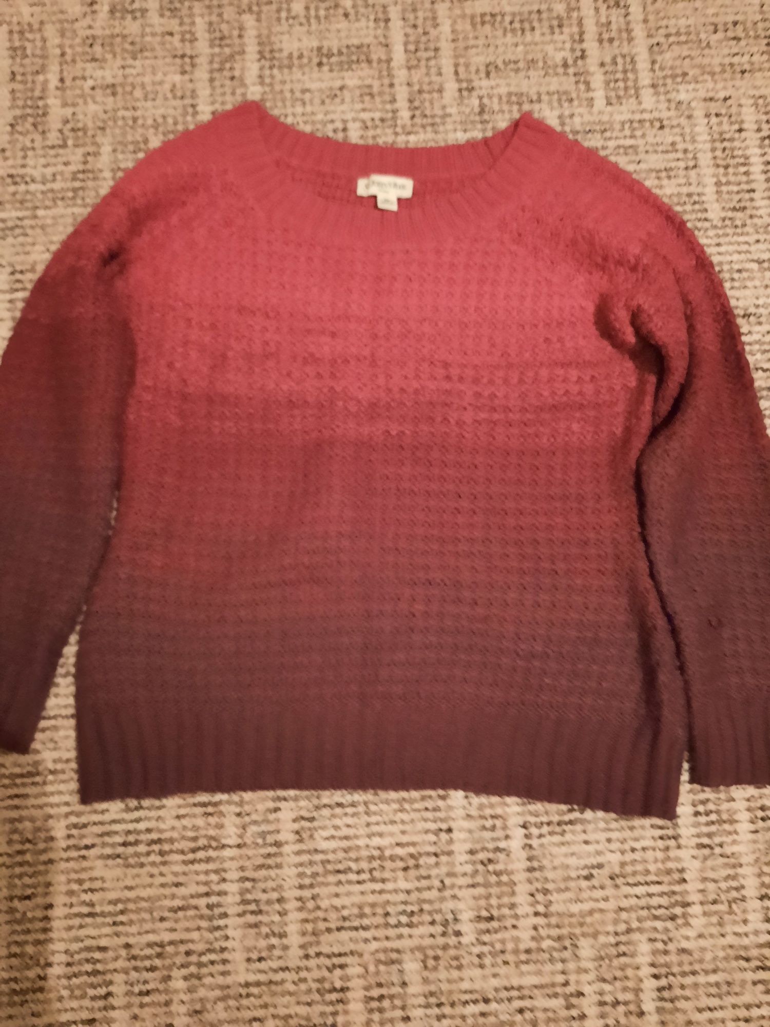 Sweterek w odcieniu bordowym polecam