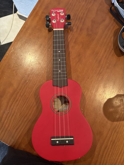 Ukulele Gutiérrez Vermelho