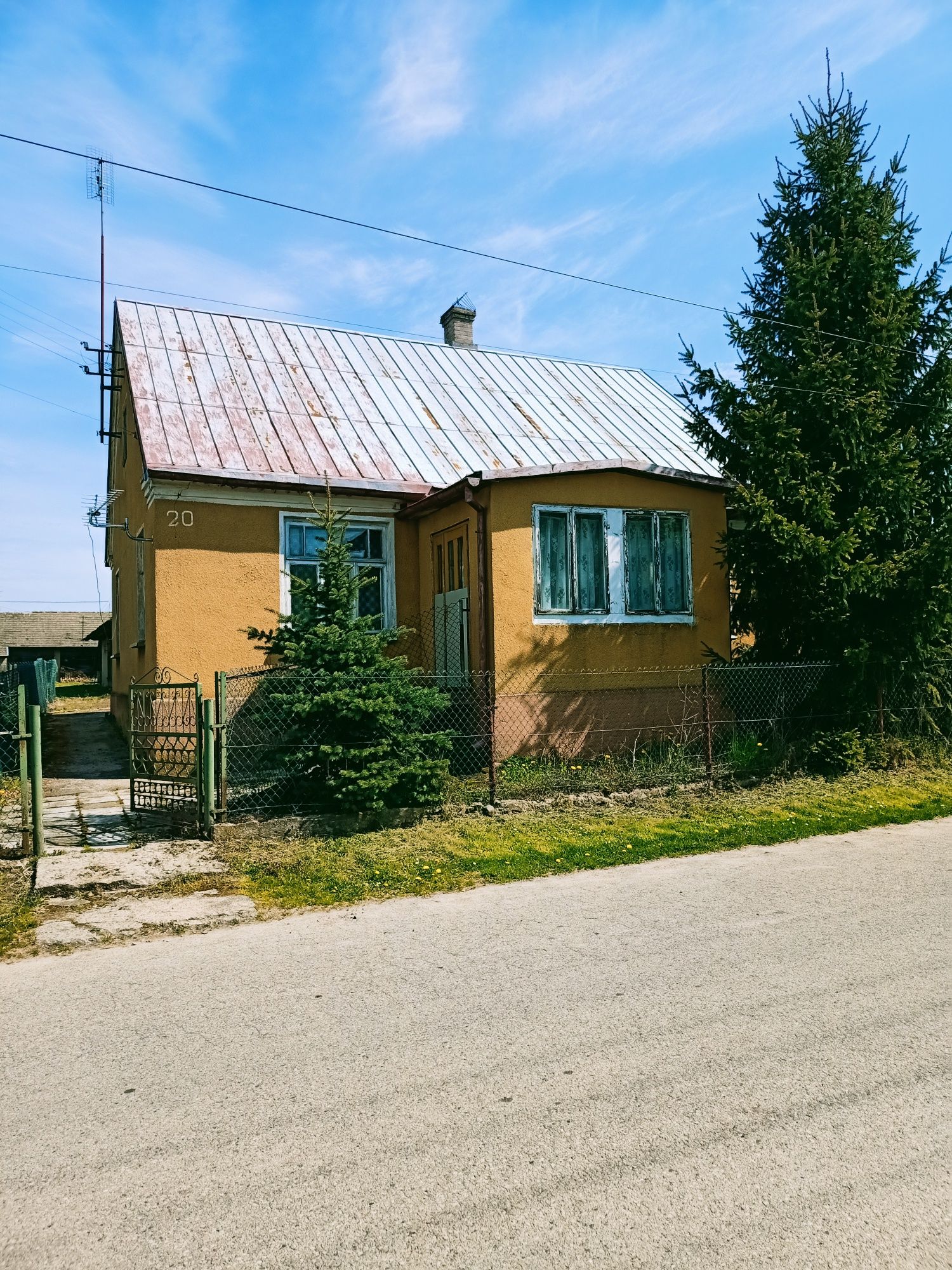 Siedlisko, dom z budynkami w miejscowości Teolin