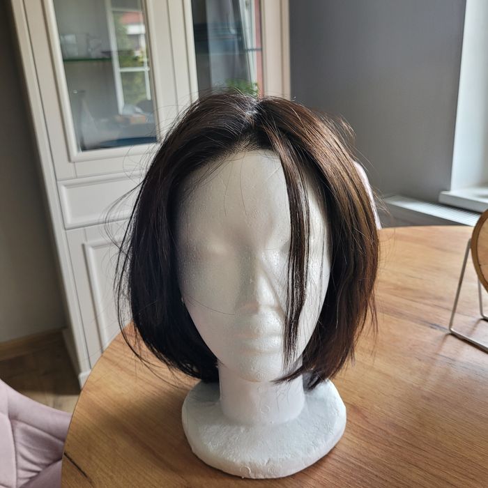 Peruka syntetyczna. Długość do ramion