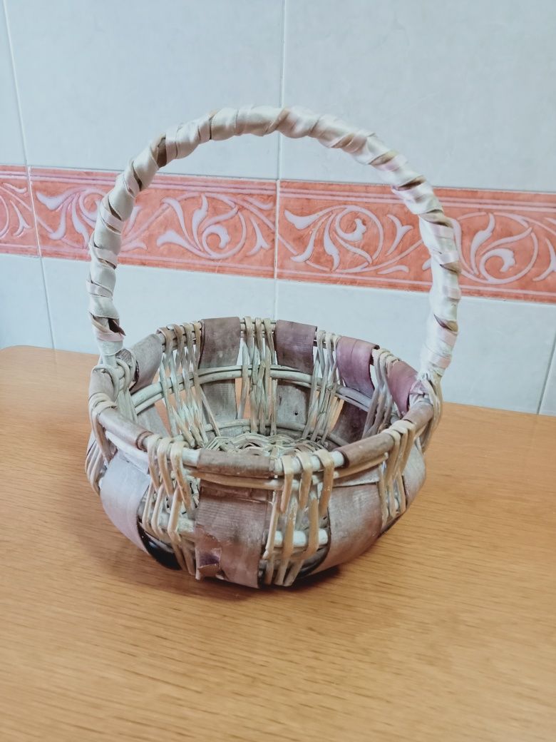 Cesta com pega em verga