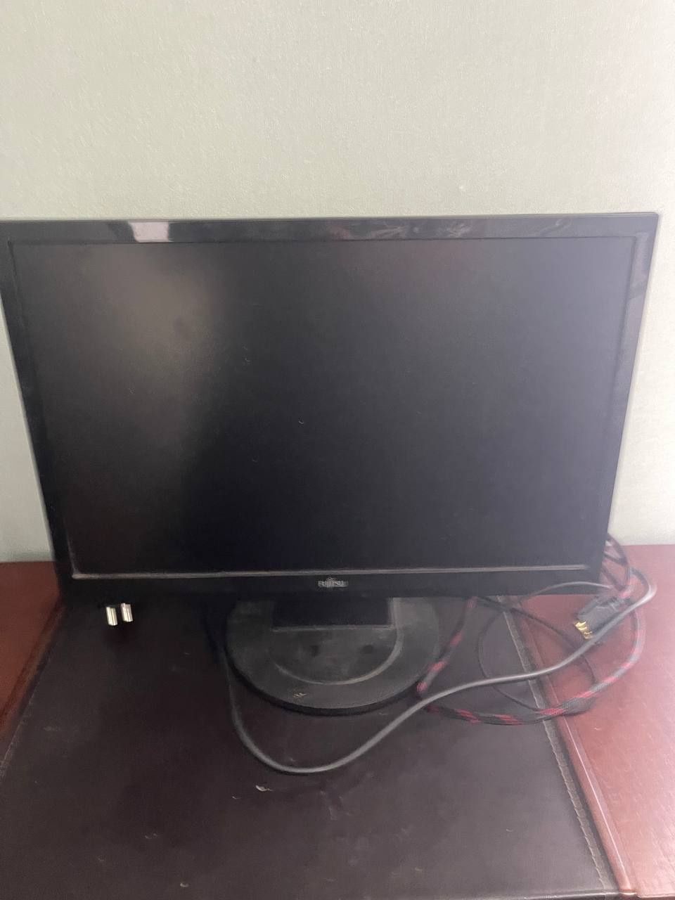 Монитор Fujitsu.
