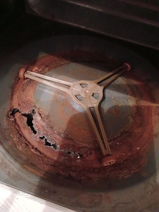 Микроволновка рабочая,на запчасти,проржавело дно,без пересылки