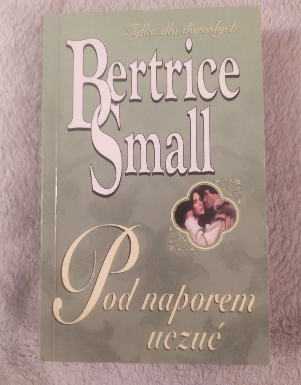 Pod naporem uczuć. Bertrice Small. Romans