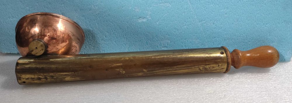 Antigo pulverizador em cobre e latão