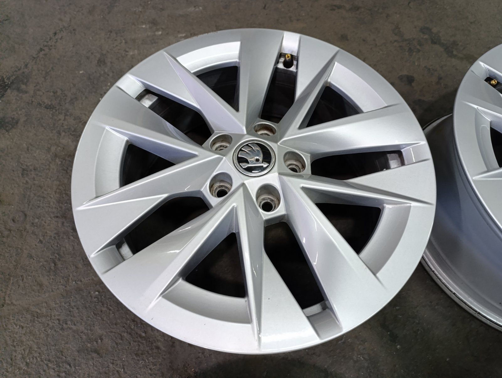 Оригінальні легкосплавні диски Skoda 5*112 R17 титани шкода Р17