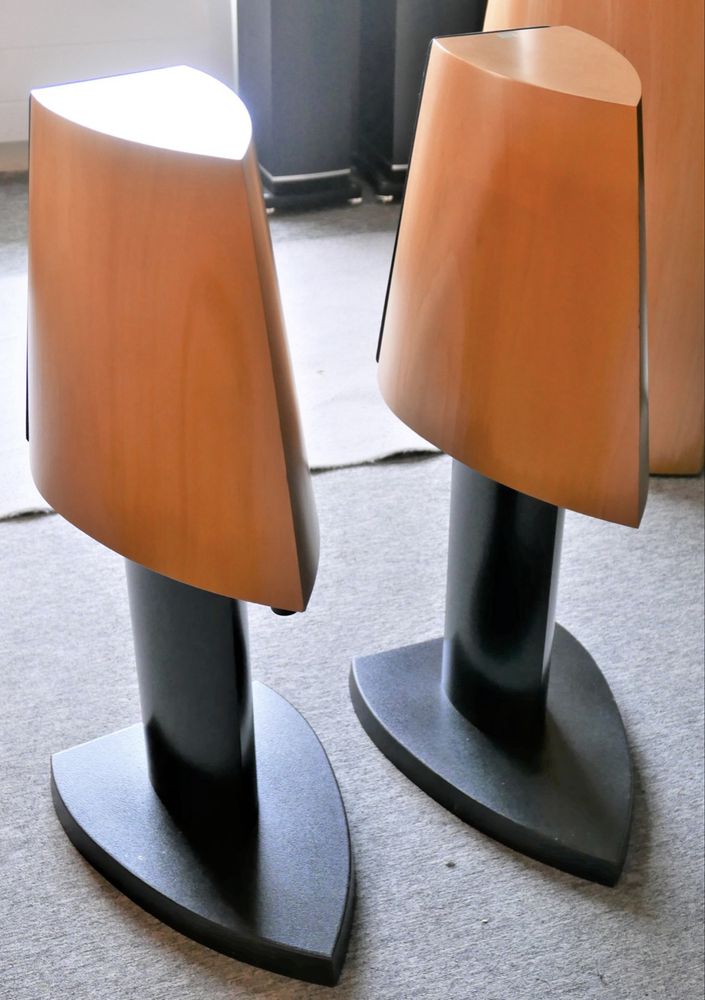 JBL Ti2K com suportes dedicados ( JBL )