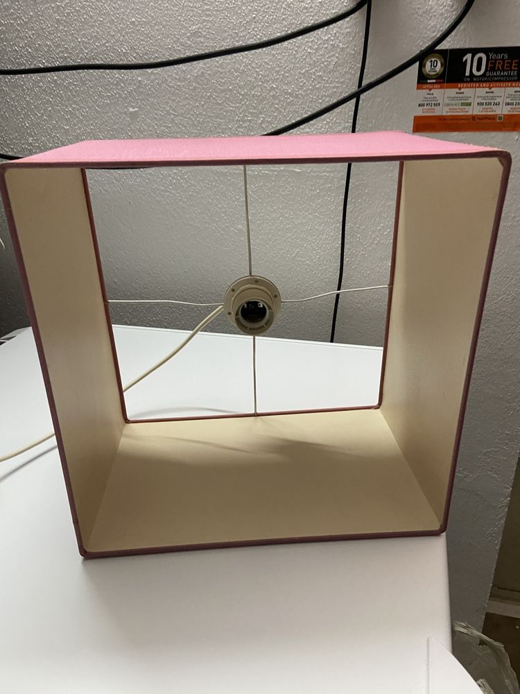 Candeeiro quadradro cor de rosa ideal para o quarto