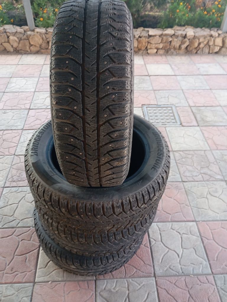 Продам зимние шины 205 55 16.Bridgestone