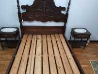 Cama e mesinha cabeceira