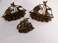 Três caravelas antigas em Bronze
