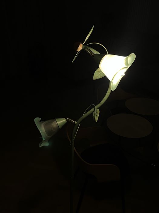 Zielona lampa stojąca kwiatek roslina z lisciami