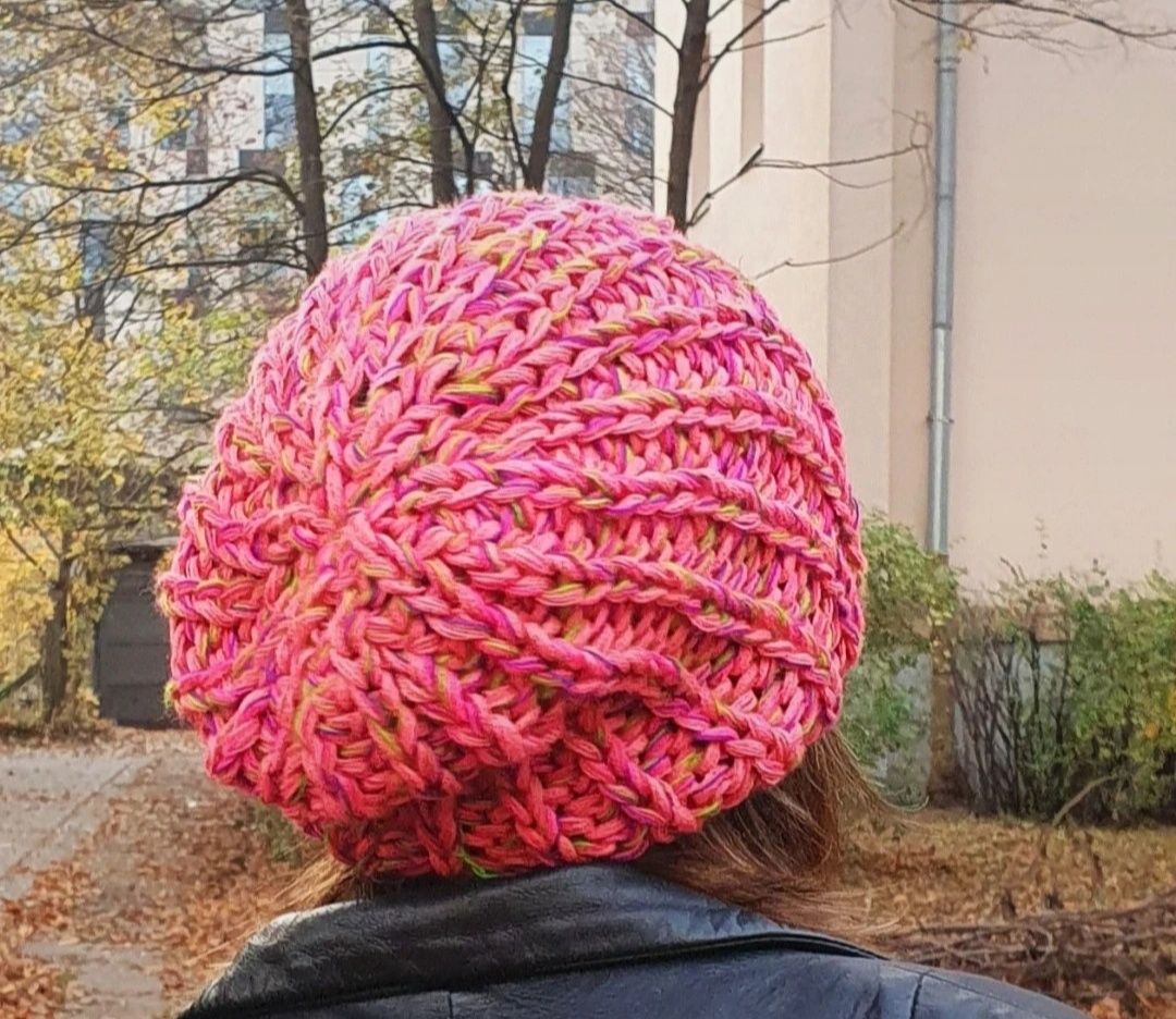 Kolorowa czapka zrobiona na drutach