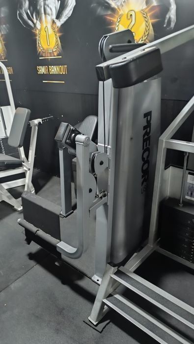 Máquina de glúteos precor de patada