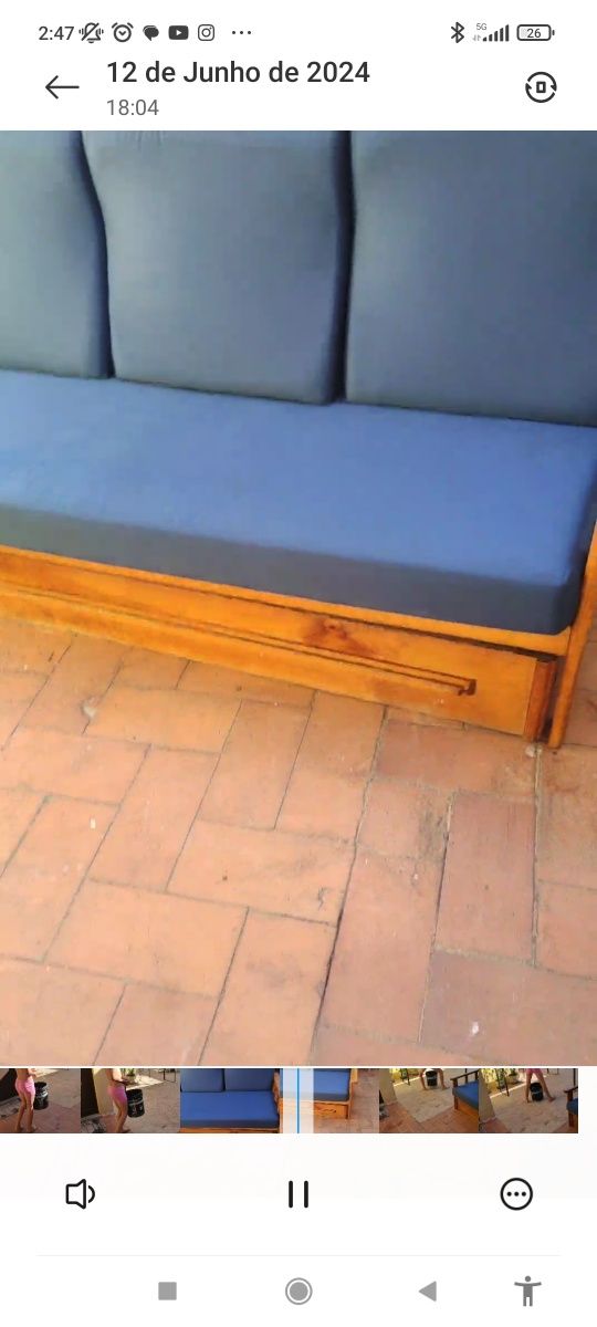 Sofá cama azul marinho.