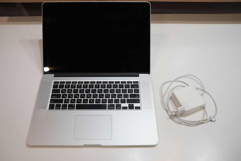 Apple MacBook Pro 15” 2015 ram 16 ssd 512