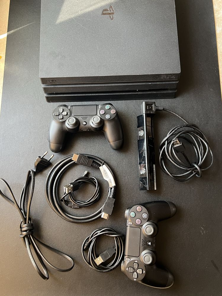 PlayStation 4 Pro 1TB, камера, два джойстика