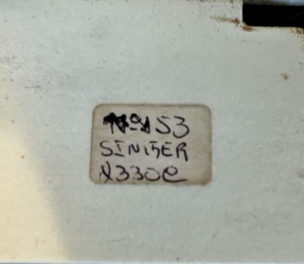 Maquina Singer com Movel de costura/bordado