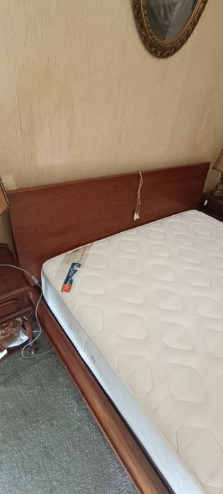 Cama de casal em Pinho com estrado elevatório e colchão