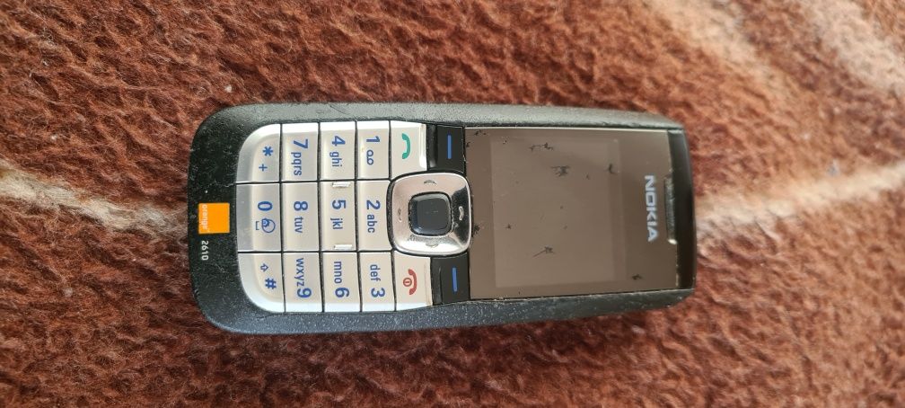 Nokia 2610 z ładowarką