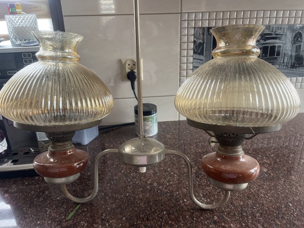 Lampa naftowa ze szklanym żebrowam bursztynowym kloszem