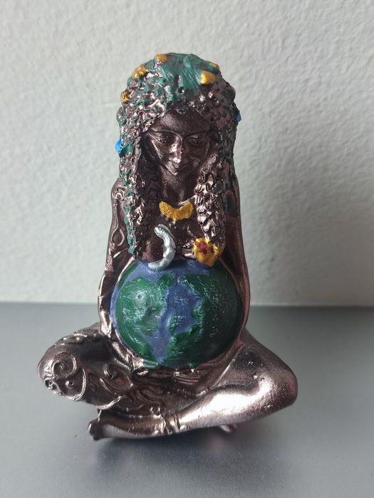 Statuetka Bogini Gaja 7.5cm.*4.3 .*5 cm