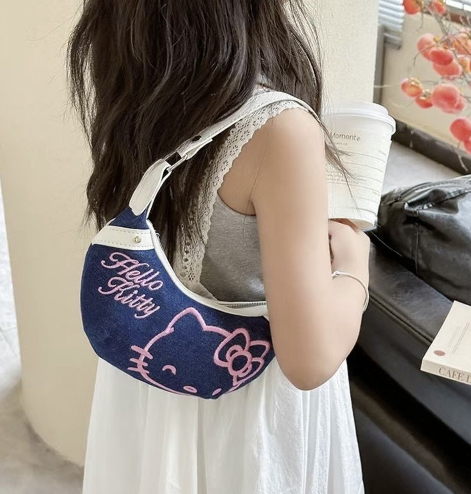 Torebka damska z napisem Hello Kitty