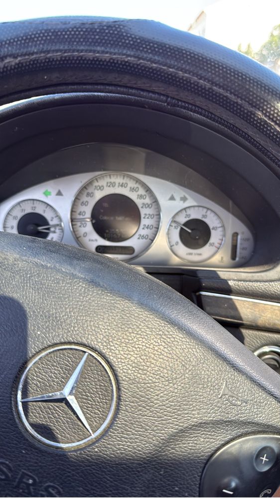 Mercedes E270.