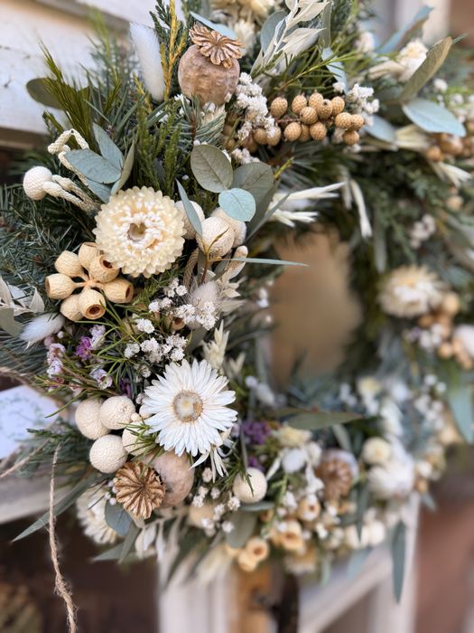 Biały zimowy wianek na drzwi naturalny