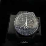 Omega x Swatch - Mission de phase de lune noire Snoopy - SO33B700