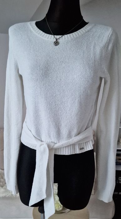 Sweterek,biały,wiązany"Hollister. "