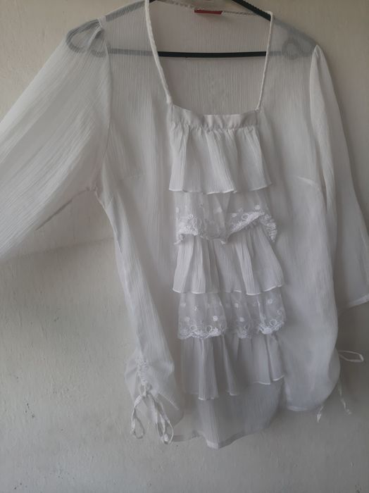 Letnia koszulka, koszula biała z falbankami, falbanami i ściągaczem