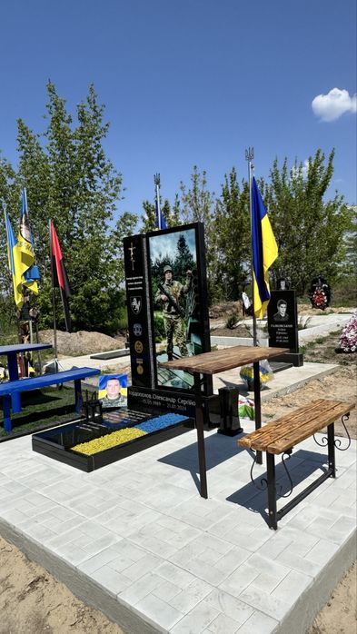гранітні памʼятники військовим